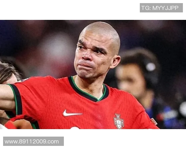 最瘦小的足球明星如何在绿茵场上创造传奇成就与不屈精神 最瘦小的足球明星如何在绿茵场上创造传奇成就与不屈精神