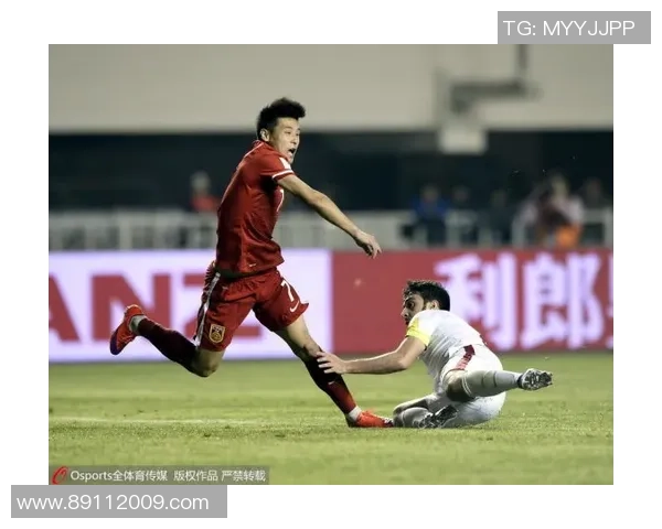 杨伟独家解析足球技巧与战术心得助你提升球场表现 杨伟独家解析足球技巧与战术心得助你提升球场表现