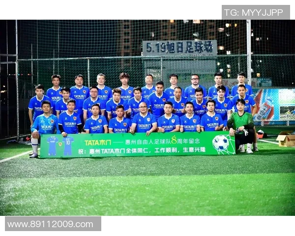 足球明星与队服的独特魅力及其在球场上的重要性分析 足球明星与队服的独特魅力及其在球场上的重要性分析