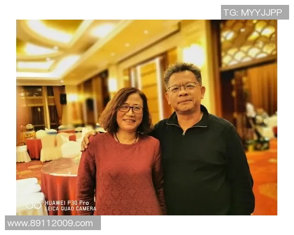 足球明星重温经典穿旧版球鞋展现独特风格与怀旧情怀