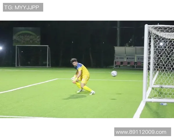 足球明星精彩瞬间踩球特写展现运动魅力与激情的完美结合